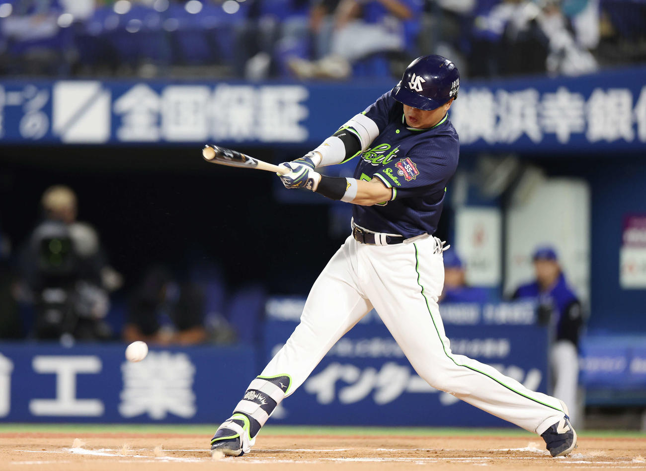 DeNA対ヤクルト　1回表無死一、三塁、中前適時打を放つ村上（撮影・宮地輝）