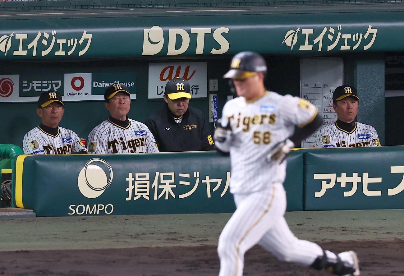 阪神対広島　9回裏阪神2死一塁、前川の二ゴロで敗戦が決まり、厳しい表情の岡田監督（左から3人目）ら（撮影・上田博志）