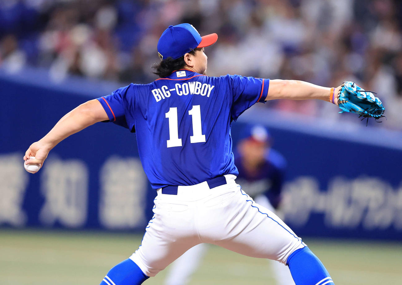中日対巨人　力投する中日先発の小笠原のユニホームの背中にはニックネームなのか「ビッグカウボーイ」と書かれていた（撮影・浅見桂子）