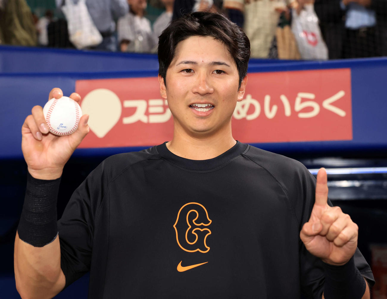 中日対巨人　プロ初安打を放った巨人泉口は記念球を手に記念撮影（撮影・浅見桂子）