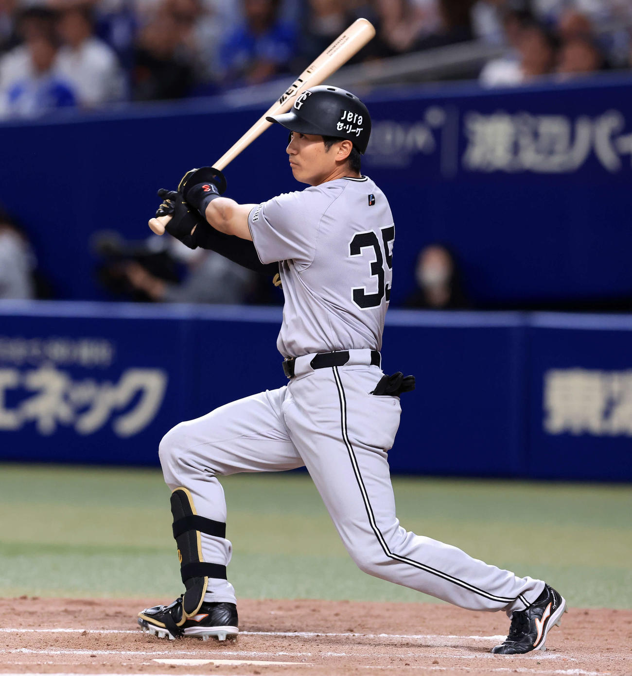中日対巨人　9回表巨人1死、泉口は左前にプロ初安打を放つ（撮影・浅見桂子）