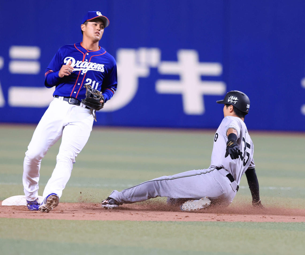 中日対巨人　9回表巨人2死一塁、泉口は二塁盗塁を決める（撮影・浅見桂子）