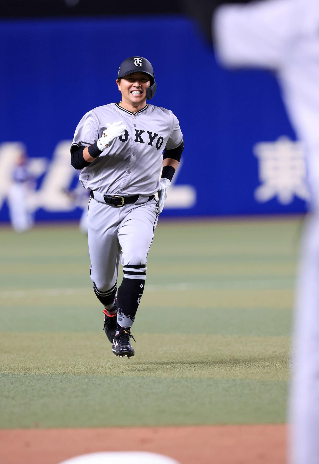 中日対巨人　8回表巨人2死満塁、長野は3点適時三塁打を放ち、うれしそうに三塁に走る（撮影・浅見桂子）