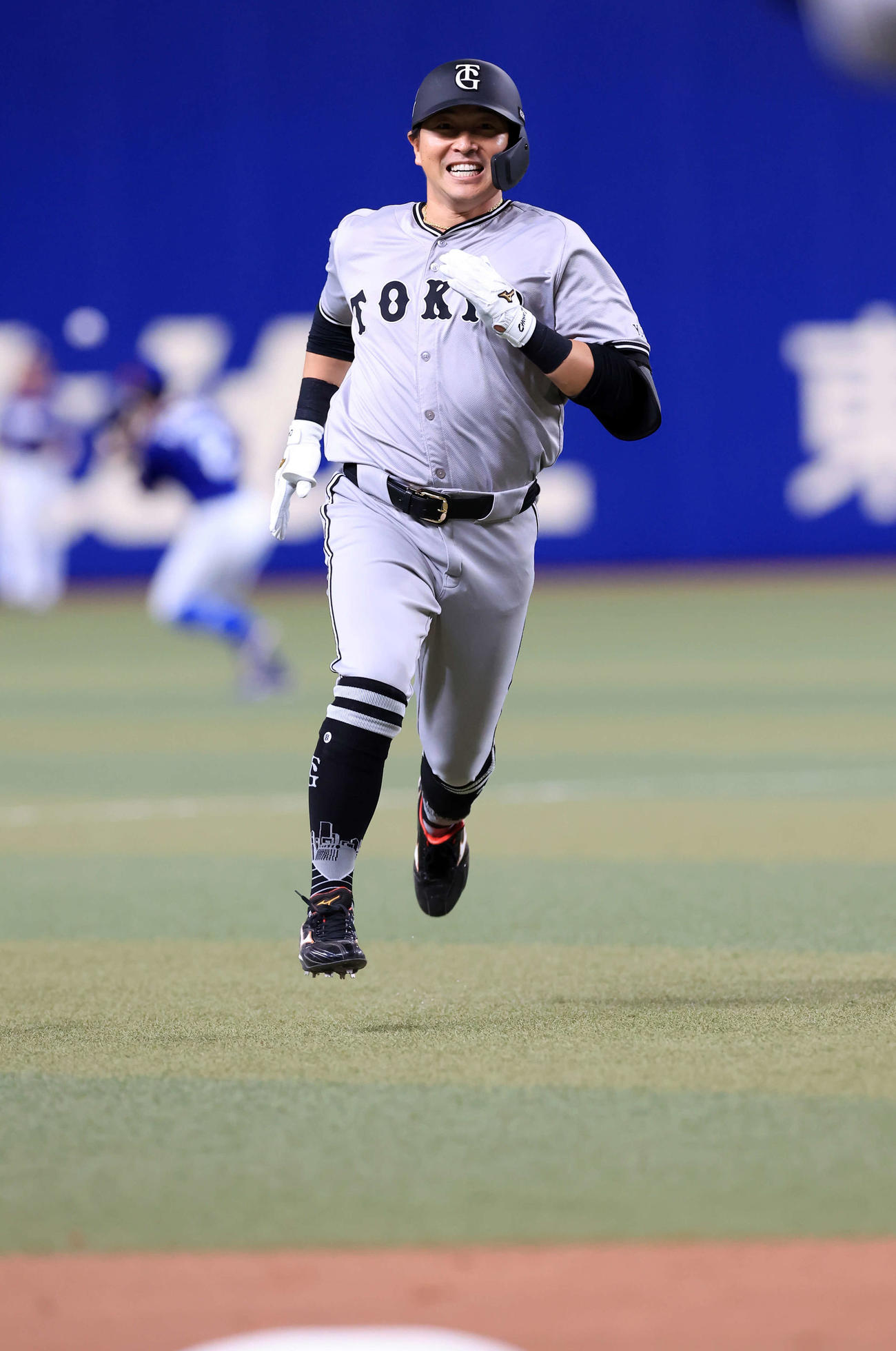 中日対巨人　8回表巨人2死満塁、長野は3点適時三塁打を放ち、うれしそうに三塁に走る（撮影・浅見桂子）