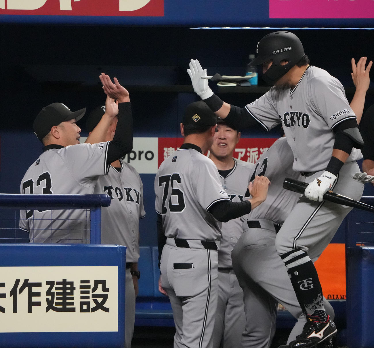 中日対巨人　8回表巨人2死満塁、右中間へ3点適時三塁打を放った長野を迎える阿部監督（左）（撮影・森本幸一）