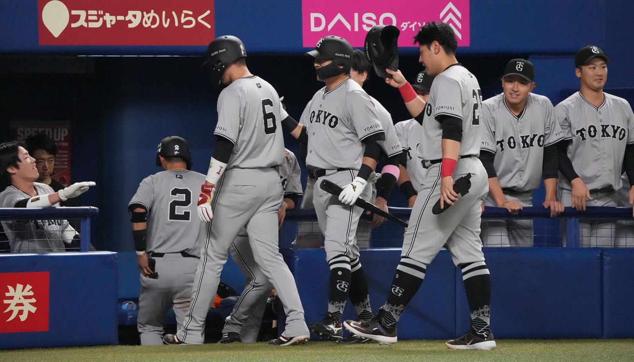 中日対巨人　8回表巨人2死満塁、右中間へ3点適時三塁打を放ちナインとタッチを交わす長野（中央）（撮影・森本幸一）