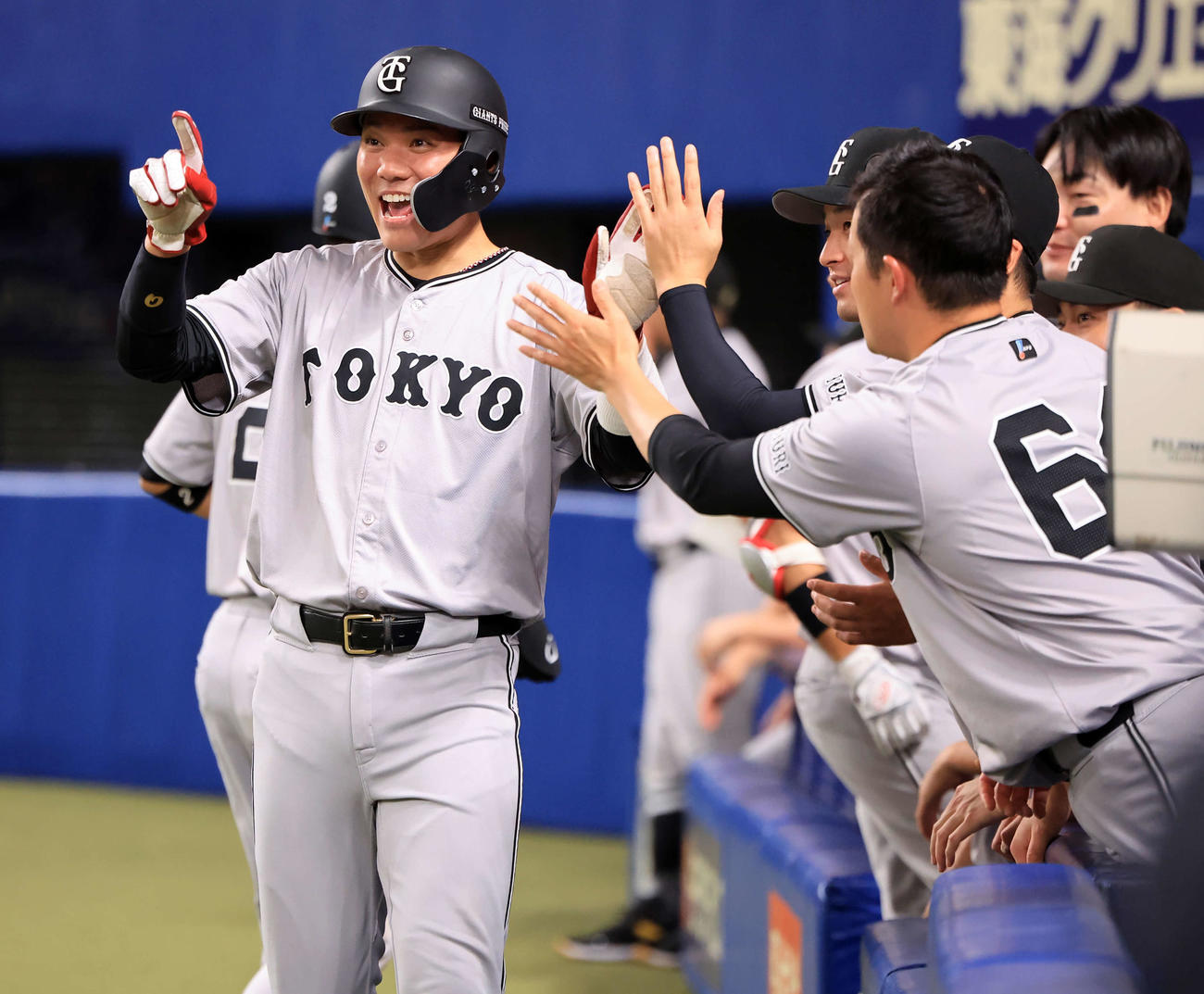 中日対巨人　8回表巨人2死満塁、長野が3点適時三塁打を放ち、生還した坂本（左）は嬉しそうな笑顔で長野を指さす（撮影・浅見桂子）