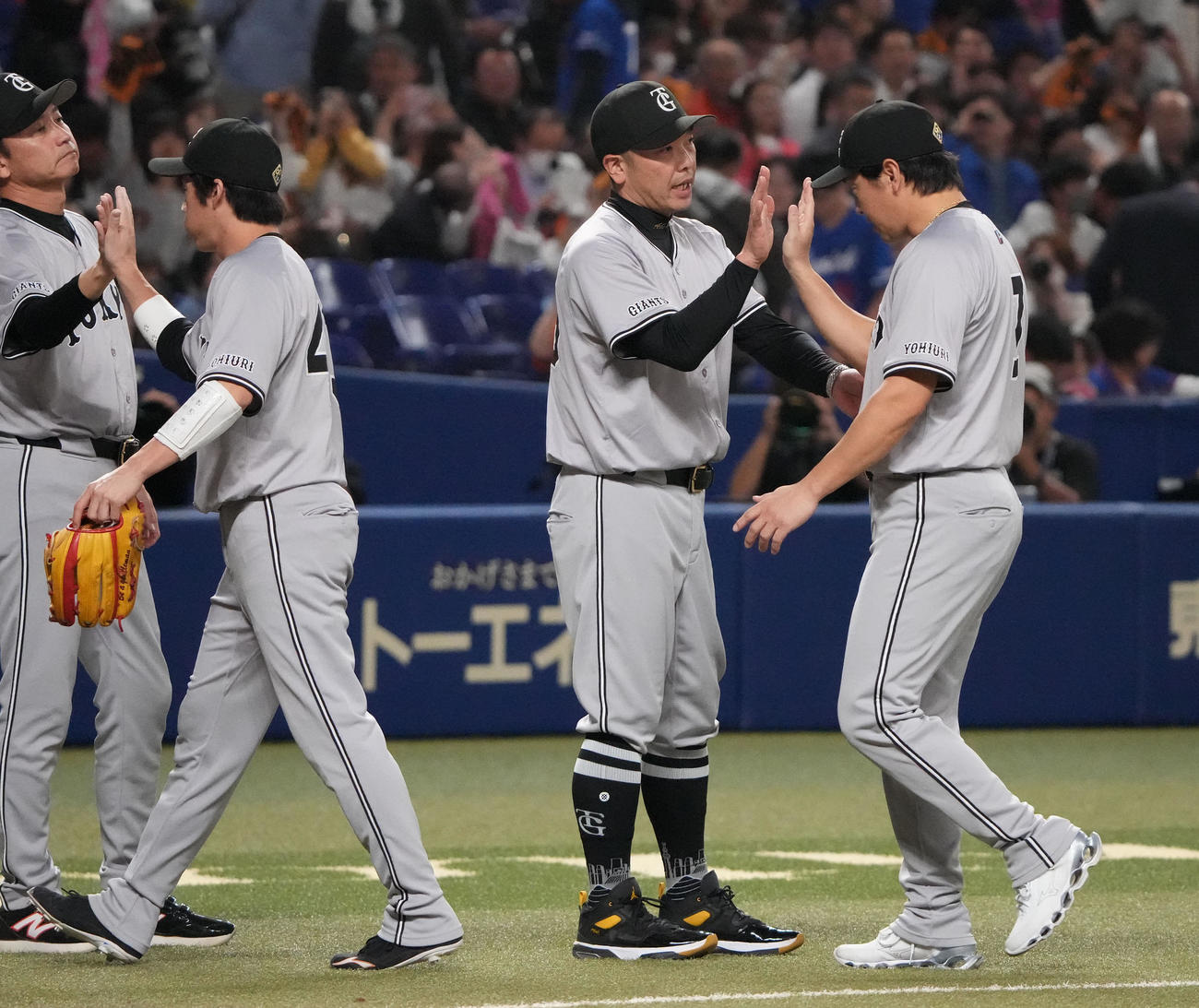 中日対巨人　試合終了、中日に勝利し長野らナインを迎える阿部監督（右から2人目）（撮影・森本幸一）