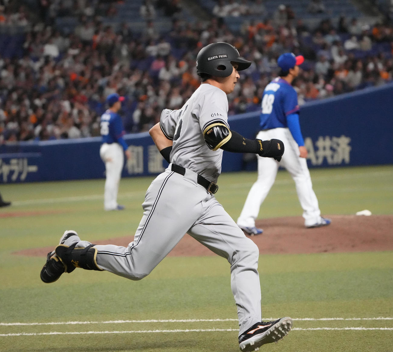 中日対巨人　9回表巨人1死、左前打を放ち一縷へ向かう泉口（撮影・森本幸一）