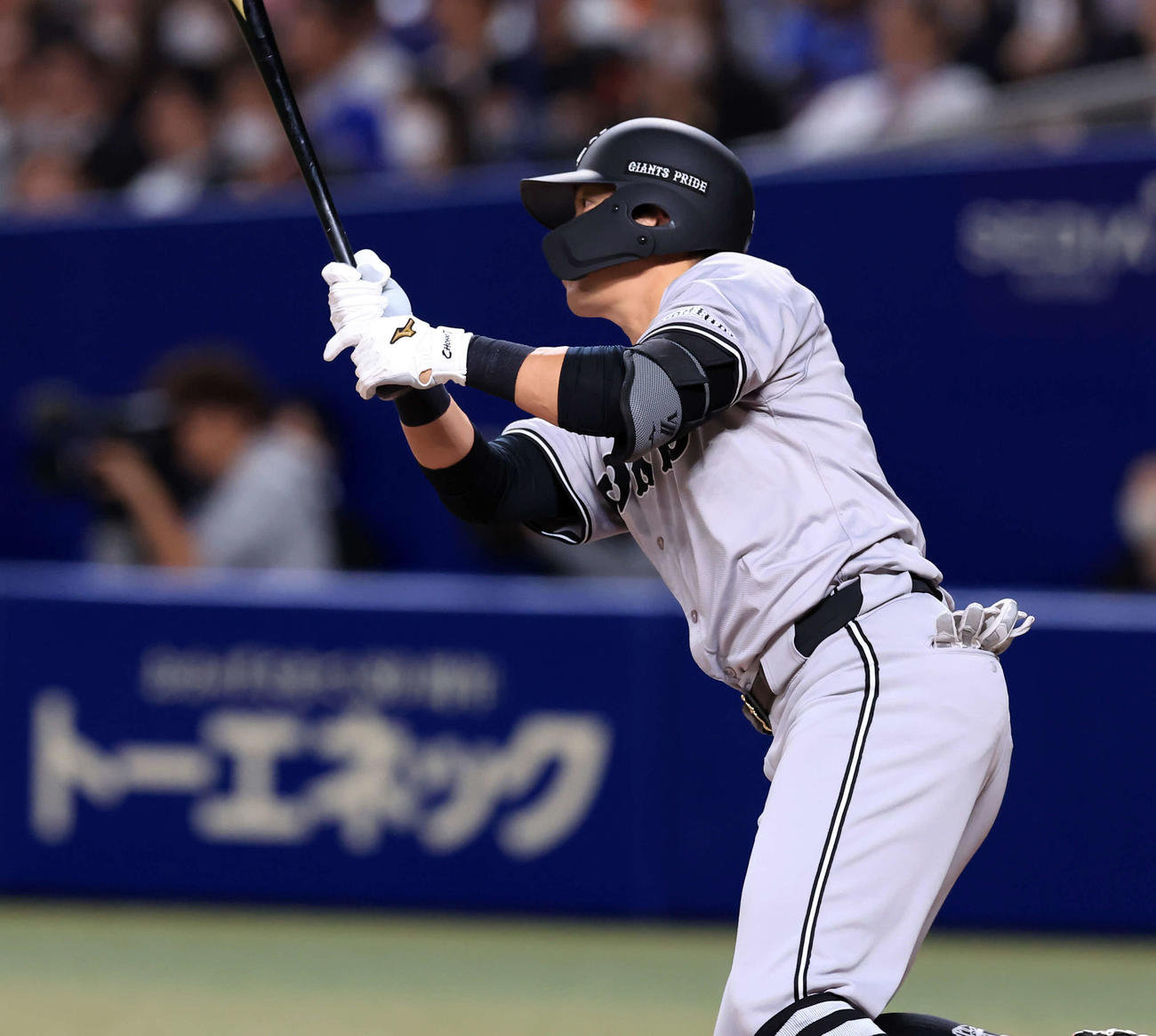 中日対巨人　8回表巨人2死満塁、長野は3点適時三塁打を放つ（撮影・浅見桂子）