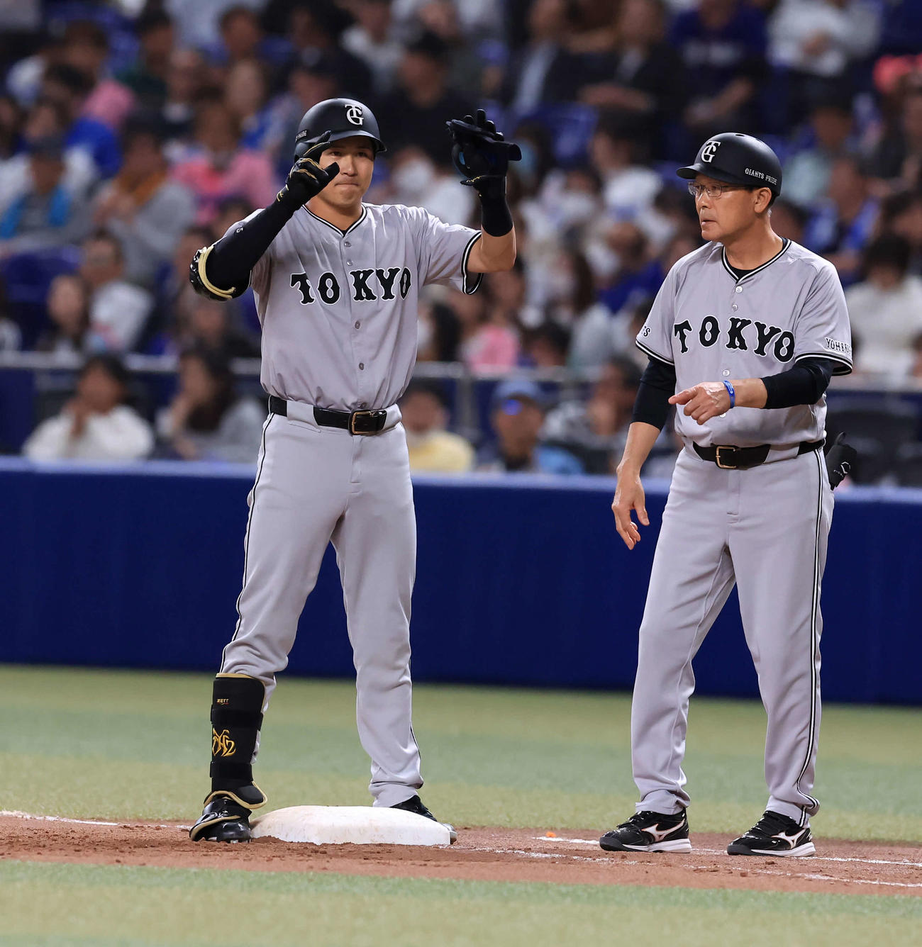 中日対巨人　9回表巨人1死、泉口は左前にプロ初安打を放ち手を上げる（撮影・浅見桂子）