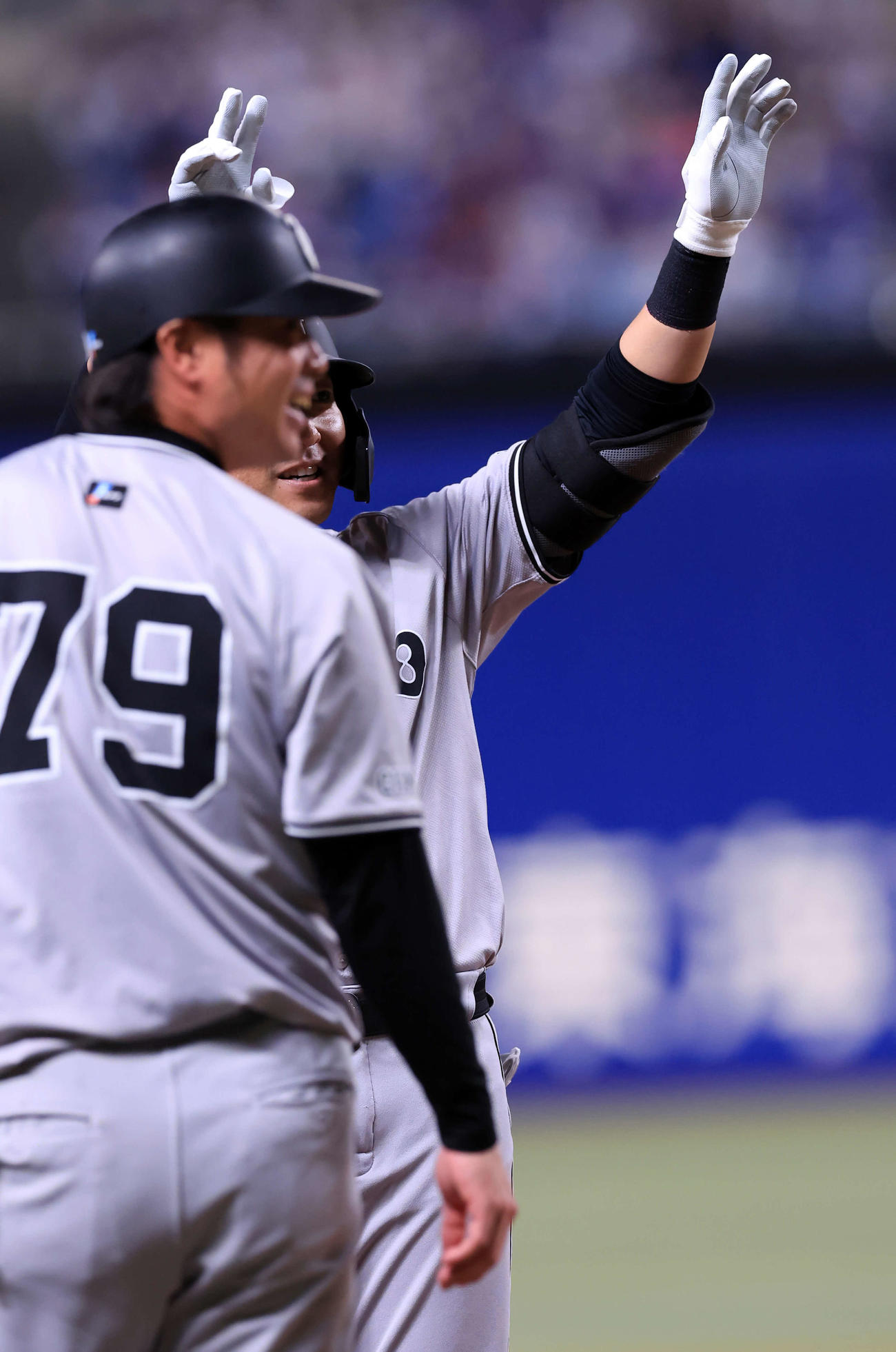 中日対巨人　8回表巨人2死満塁、長野は3点適時三塁打を放ち、うれしそうにベンチに手を上げる（撮影・浅見桂子）