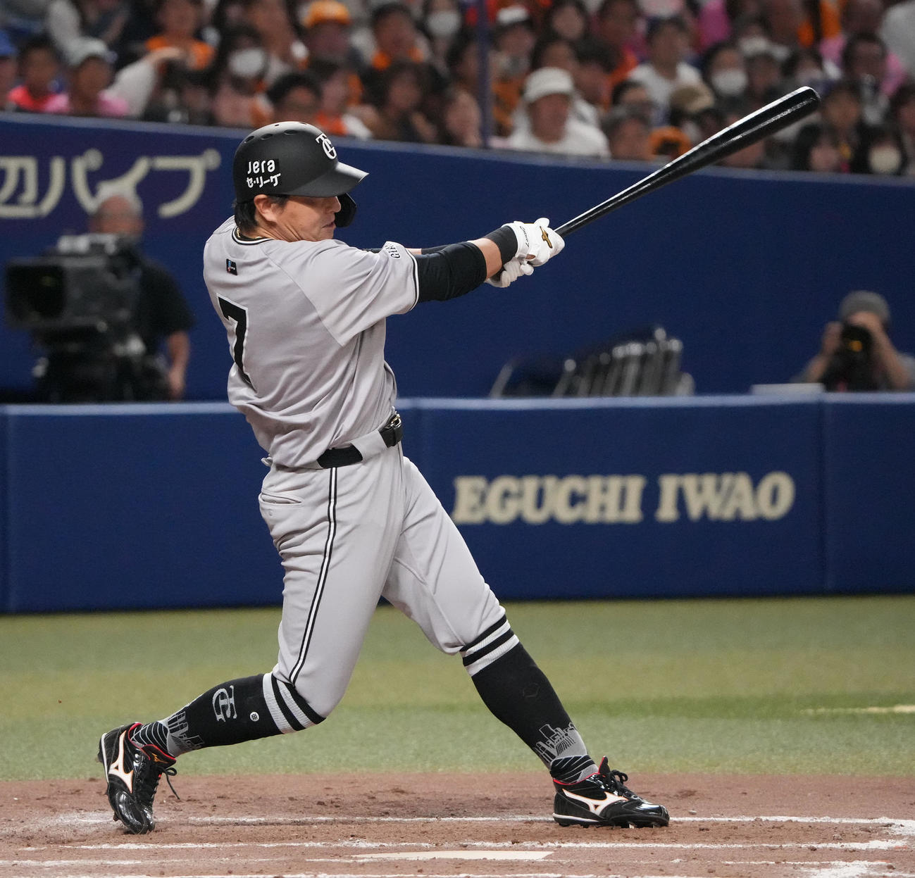 中日対巨人　8回表巨人2死満塁、右中間へ3点適時三塁打を放つ長野（撮影・森本幸一）