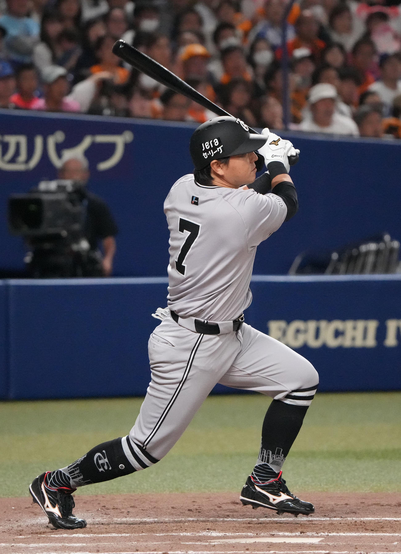 中日対巨人　8回表巨人2死満塁、右中間へ3点適時三塁打を放つ長野（撮影・森本幸一）