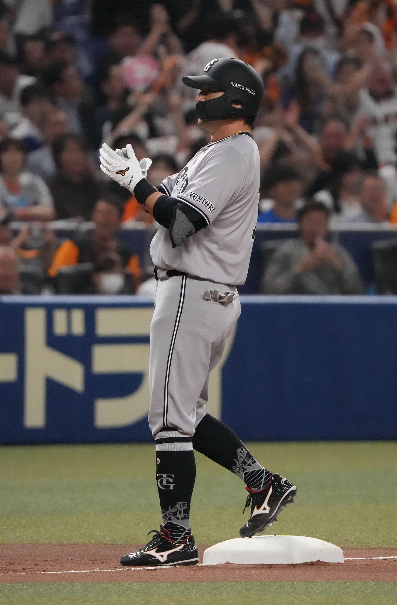 中日対巨人　8回表巨人2死満塁、右中間へ3点適時三塁打を放った長野（撮影・森本幸一）