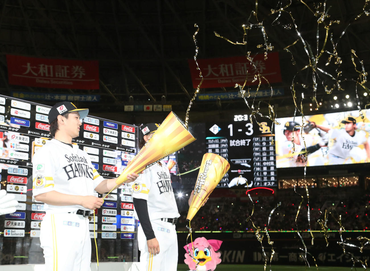 ソフトバンク対日本ハム　ヒーローになった石川と三森（奥）は巨大クラッカーを鳴らす（撮影・梅根麻紀）