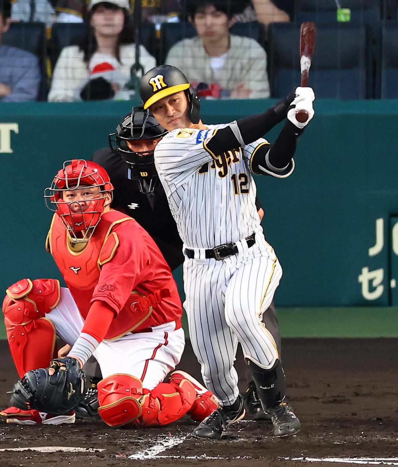 阪神対広島　2回裏阪神1死一塁、坂本は左前打を放つ（撮影・上田博志）
