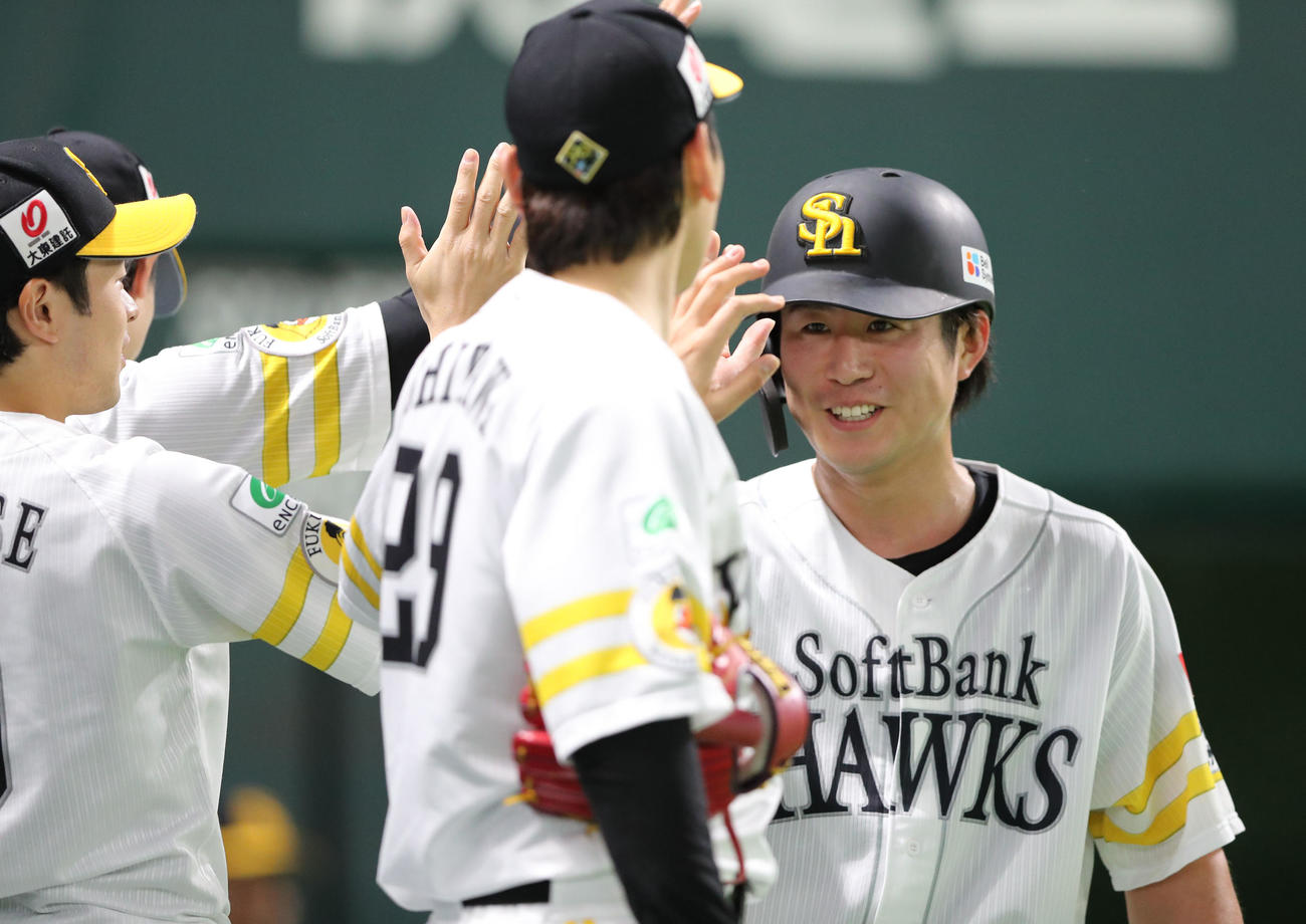 ソフトバンク対日本ハム　1回裏ソフトバンク2死三塁、山川の右前同点適時打で生還した川村（撮影・梅根麻紀）