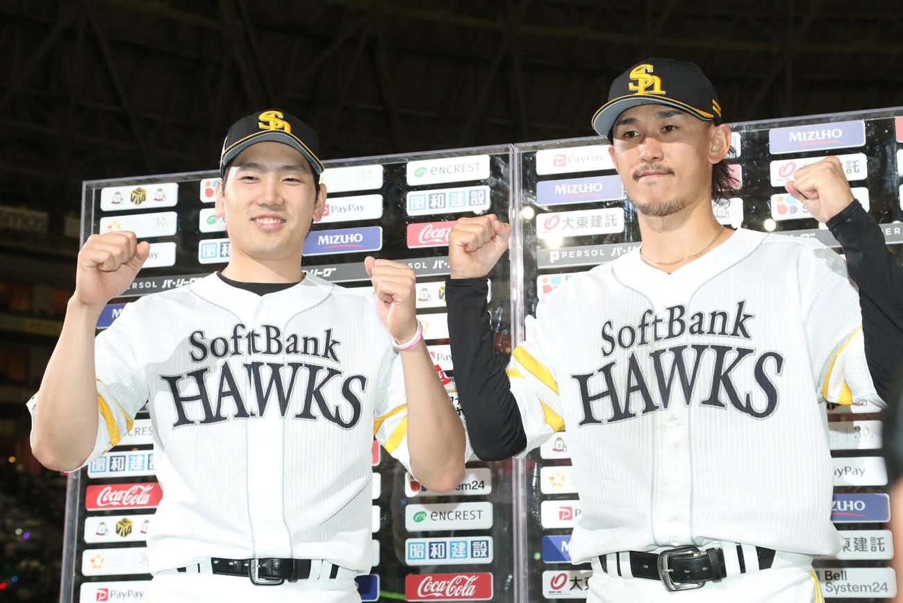 ソフトバンク対日本ハム　ヒーローになった石川（左）と三森（撮影・梅根麻紀）