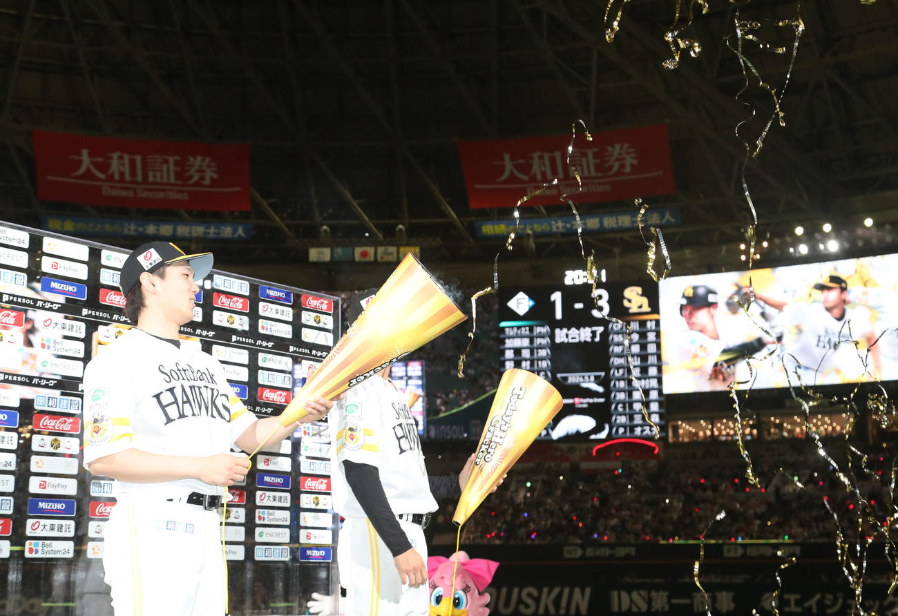 ソフトバンク対日本ハム　ヒーローになった石川と三森（奥）は巨大クラッカーを鳴らす（撮影・梅根麻紀）