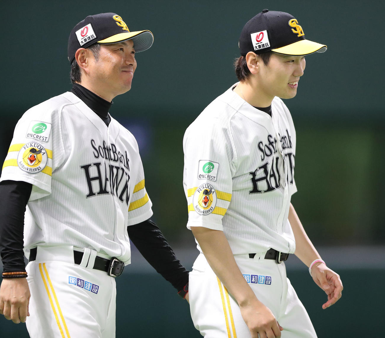 ソフトバンク対日本ハム　勝利投手となった石川に笑顔で声をかける小久保監督（撮影・梅根麻紀）