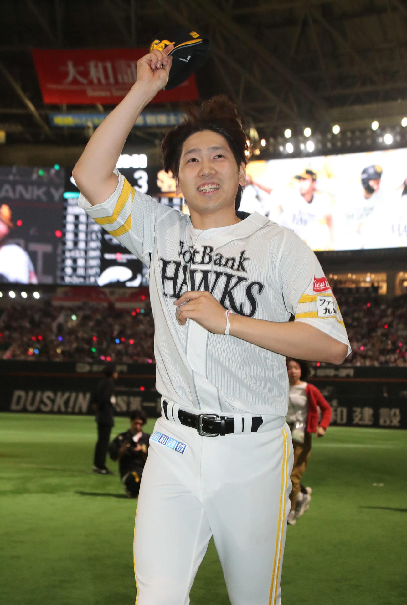 ソフトバンク対日本ハム　勝利投手となった石川は笑顔でファンに手を振る（撮影・梅根麻紀）