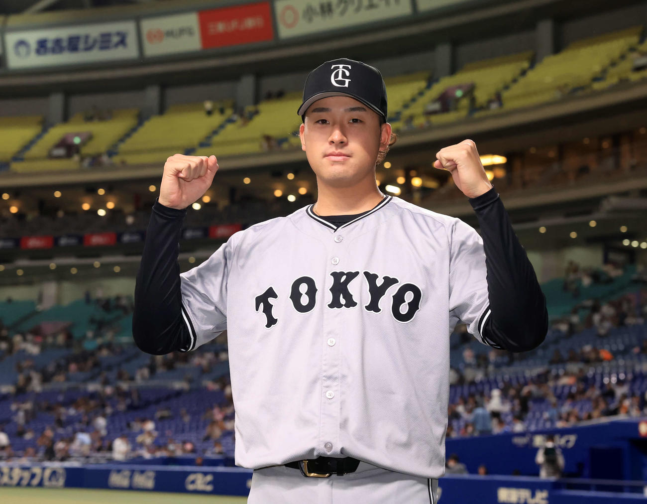 中日対巨人　2勝目を飾った巨人堀田はガッツポーズ（撮影・浅見桂子）