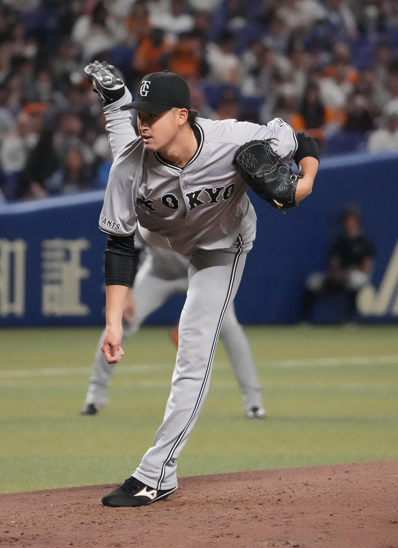 中日対巨人　3回裏、力投する巨人先発の堀田（撮影・森本幸一）