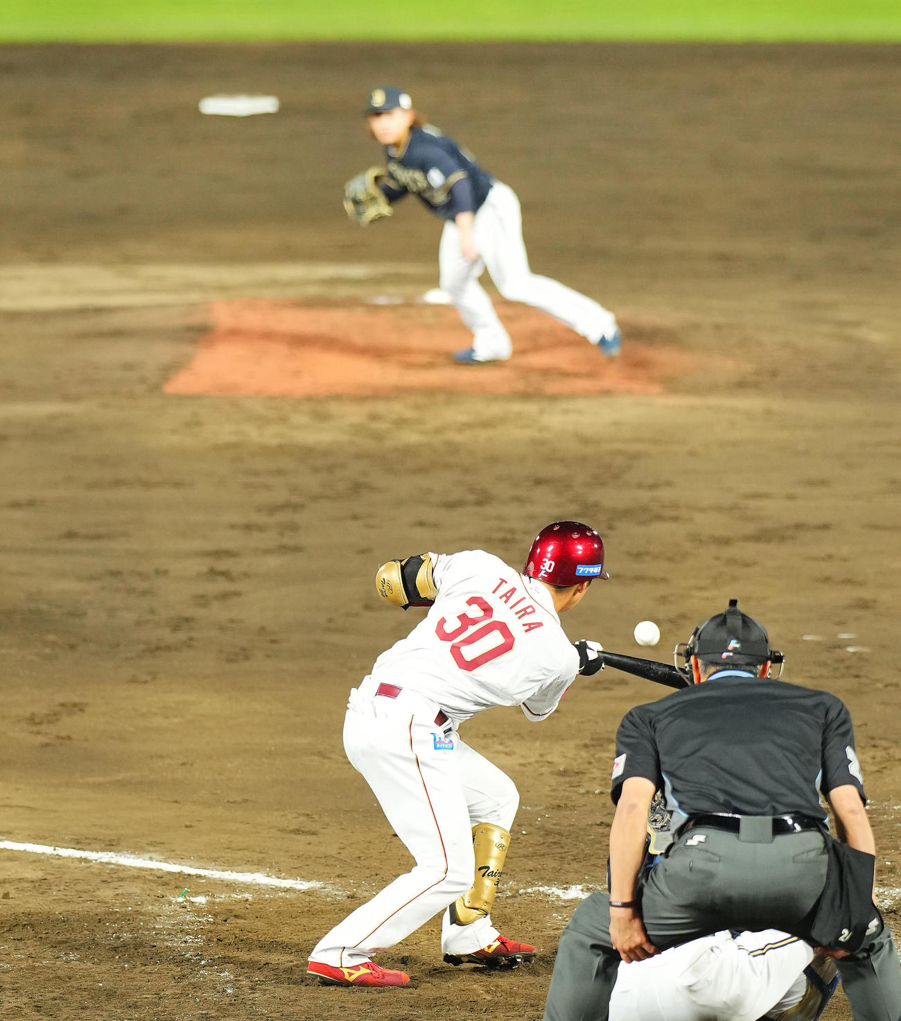 楽天対オリックス　4回裏楽天無死、宮城からセーフティでプロ初安打を放つ平良（撮影・垰建太）