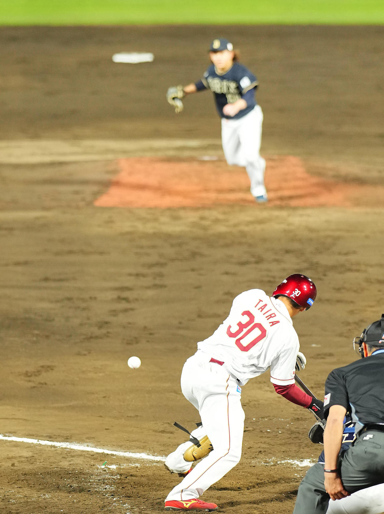 楽天対オリックス　4回裏楽天無死、宮城からセーフティでプロ初安打を放つ平良（撮影・垰建太）