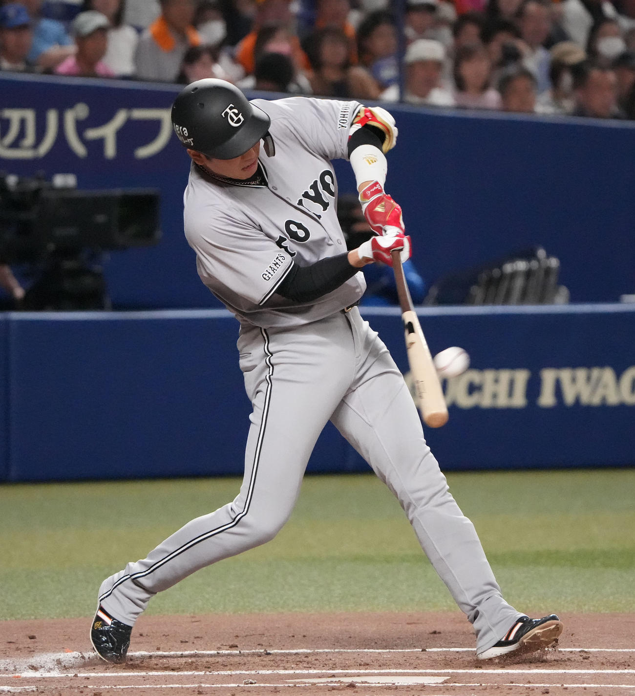 中日対巨人　1回表巨人1死満塁、中犠飛を放つ坂本（撮影・森本幸一）