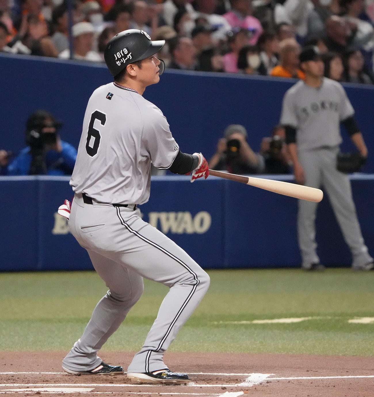 中日対巨人　1回表巨人1死満塁、中犠飛を放つ坂本（撮影・森本幸一）