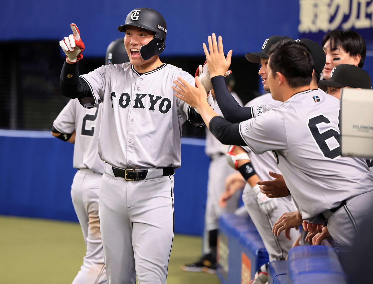 中日対巨人　8回表巨人2死満塁、長野が3点適時三塁打を放ち、生還した坂本（左）はうれしそうな笑顔で長野を指さす（撮影・浅見桂子）