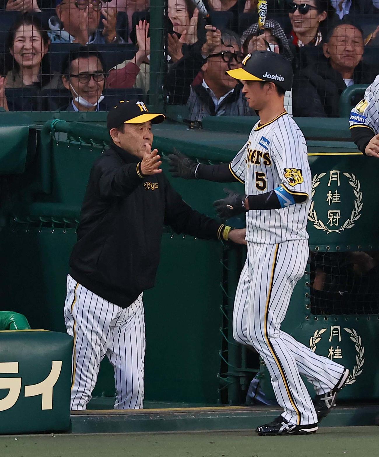 阪神対広島　3回裏阪神無死二塁、中野の右前同点適時打で生還した近本（右）をハイタッチで出迎える岡田監督（撮影・上田博志）