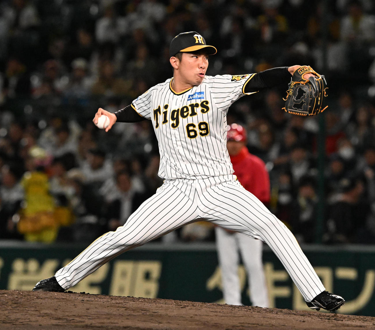 阪神対広島　阪神5番手の石井（撮影・前岡正明）