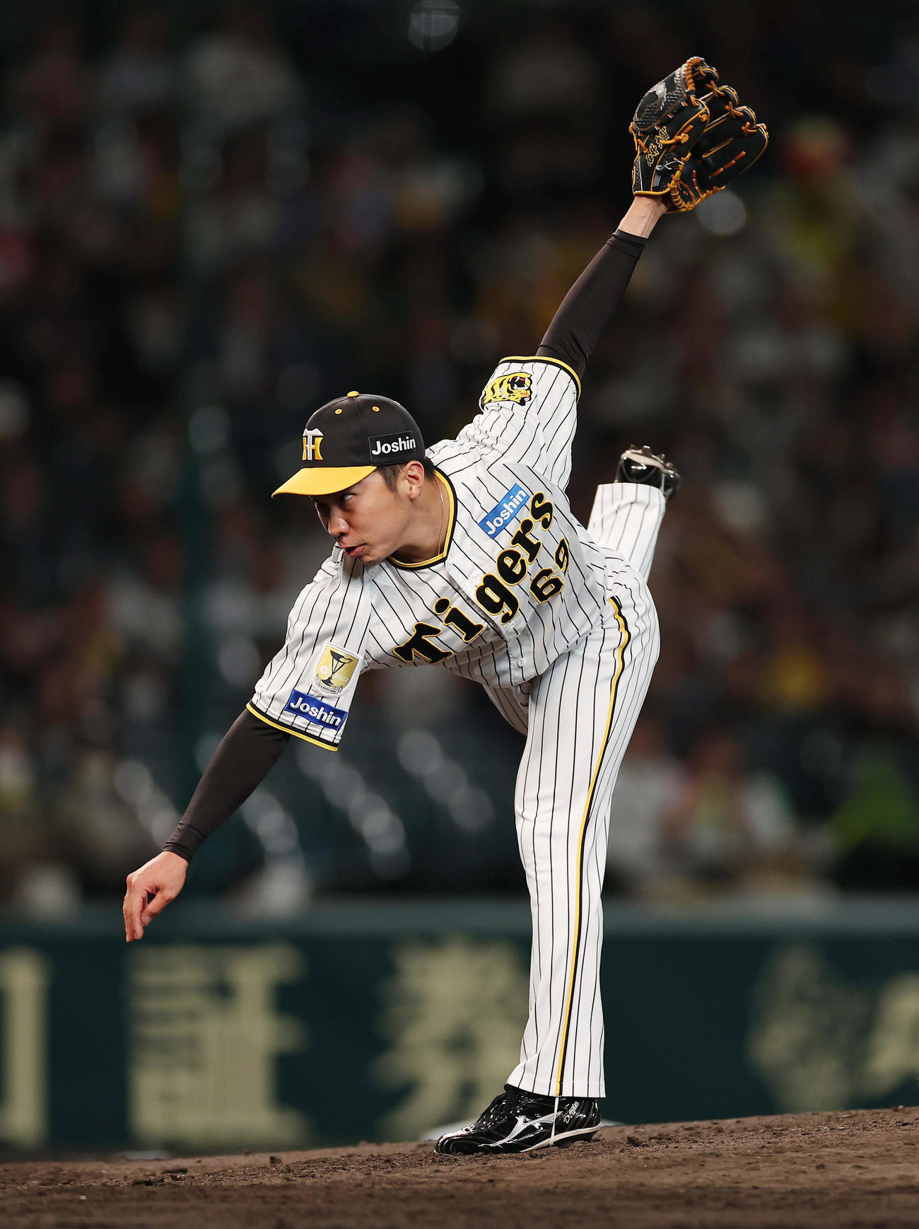 阪神対広島　力投する阪神5番手の石井（撮影・前田充）