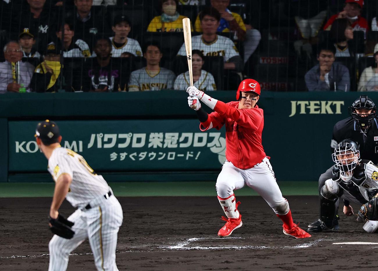 阪神対広島　8回表広島2死二塁、小園は右前に勝ち越し適時打を放つ（撮影・上田博志）