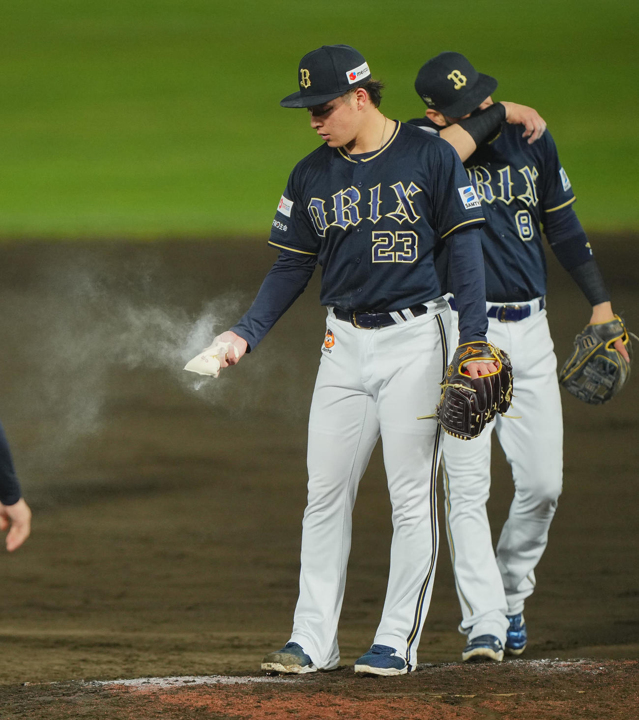 楽天対オリックス　7回裏楽天1死一、二塁、鈴木大に安打を許し満塁とした吉田はマウンドでさえない表情（撮影・垰建太）