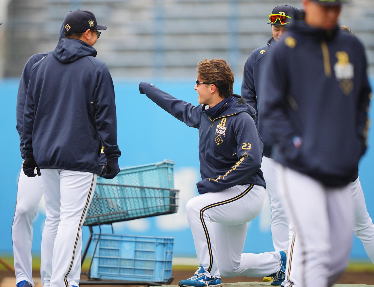 楽天対オリックス　試合前、こまちスタジアムのマウンドで高校時代のシャキーンポーズを披露するオリックス吉田（撮影・垰建太）