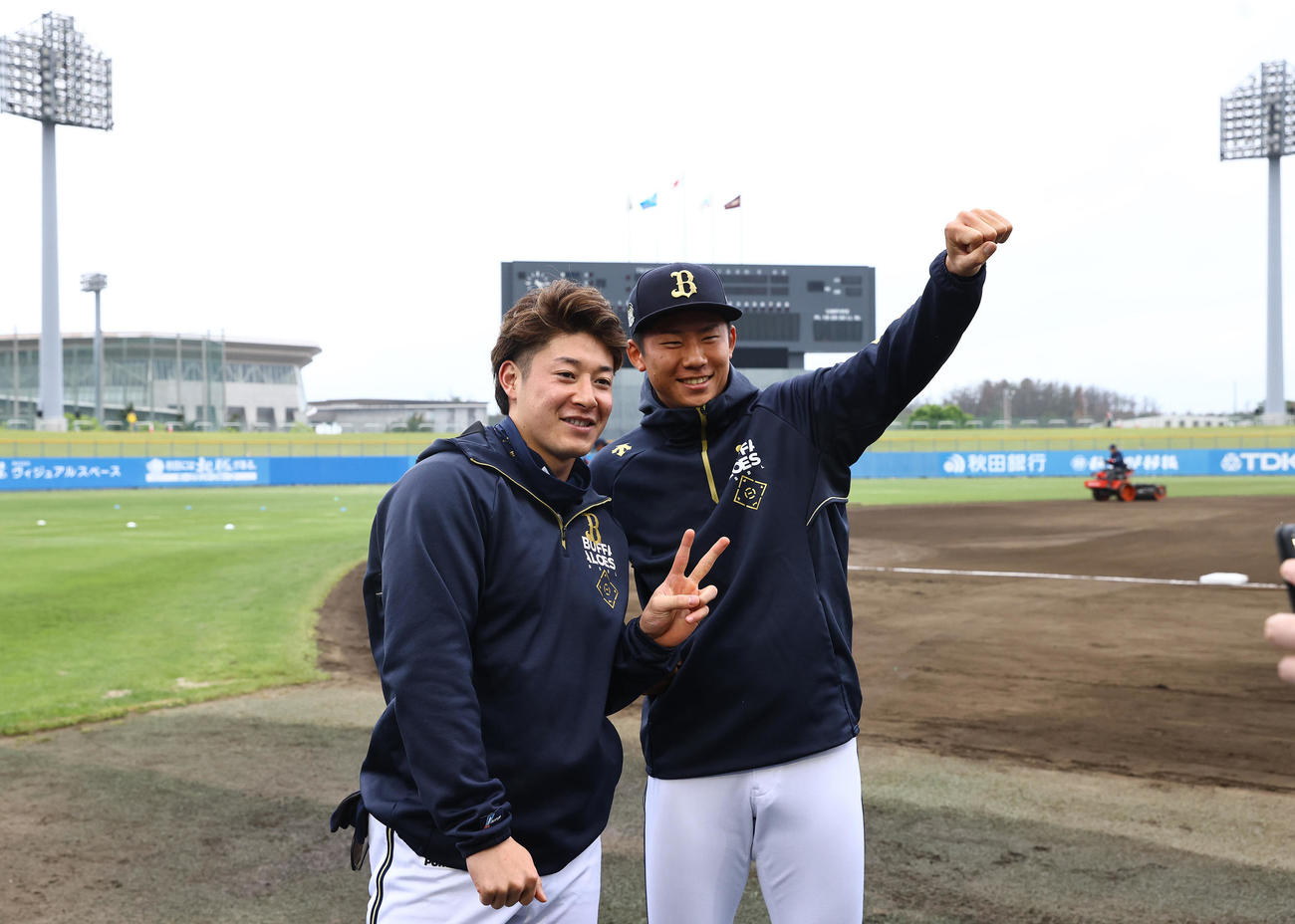 楽天対オリックス　試合前、こまちスタジアムで記念写真を撮るオリックス吉田（左）と曽谷（撮影・垰建太）