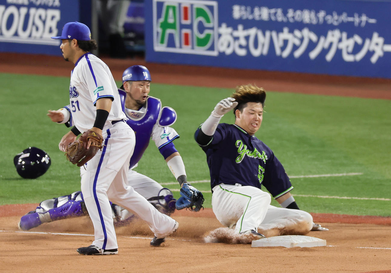 DeNA対ヤクルト　1回表ヤクルト1死一、三塁、中村のスクイズで本塁を狙うも三塁アウトとなる三塁走者村上（右）。捕手戸柱（撮影・足立雅史）