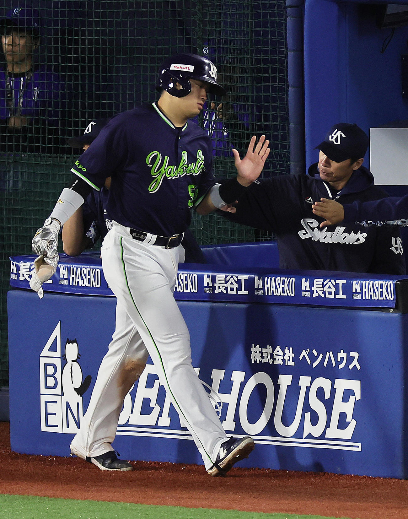 DeNA対ヤクルト　6回表ヤクルト1死満塁、中村の押し出し四球で生還した村上（左）は高津監督とタッチを交わす（撮影・足立雅史）