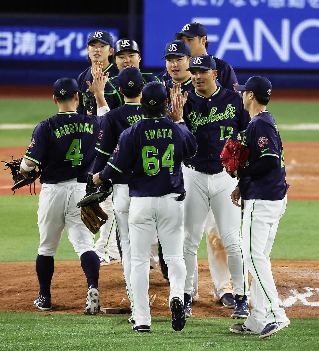 DeNA対ヤクルト　DeNAに勝利しタッチを交わすヤクルト村上（中央）ら（撮影・足立雅史）