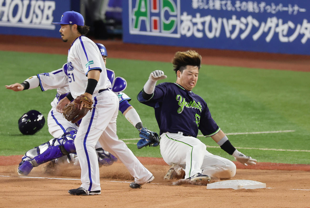 DeNA対ヤクルト　1回表ヤクルト1死一、三塁、中村のスクイズで本塁を狙うも三塁アウトとなる三塁走者村上（右）。捕手戸柱（撮影・足立雅史）
