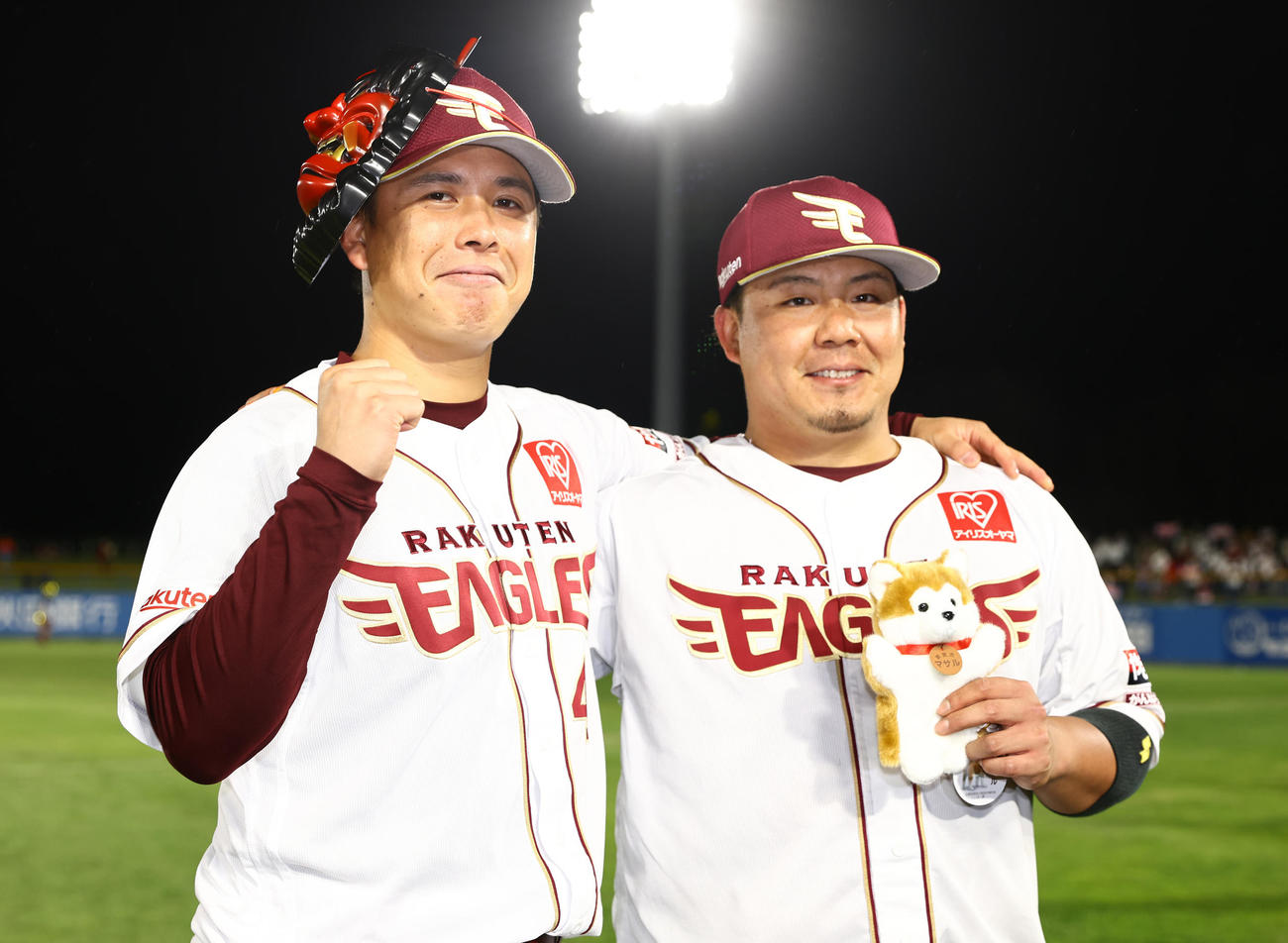 楽天対オリックス　オリックスに勝利しヒーローの楽天藤井（左）はなまはげのお面と石原は秋田犬のぬいぐるみを手に写真に納まる（撮影・垰建太）