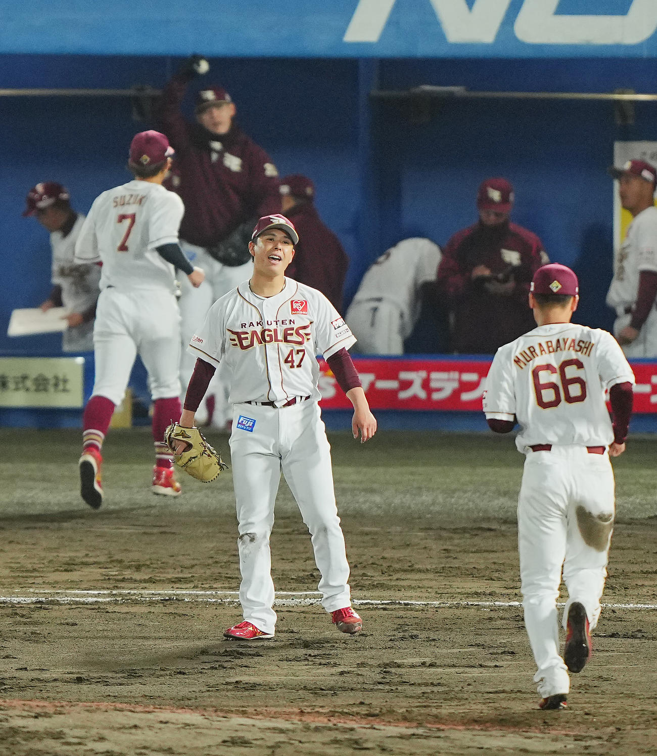 楽天対オリックス　5回表オリックス2死満塁、ピンチの場面も紅林を遊ゴロに仕留め笑顔でナインを出迎える藤井（左）（撮影・垰建太）
