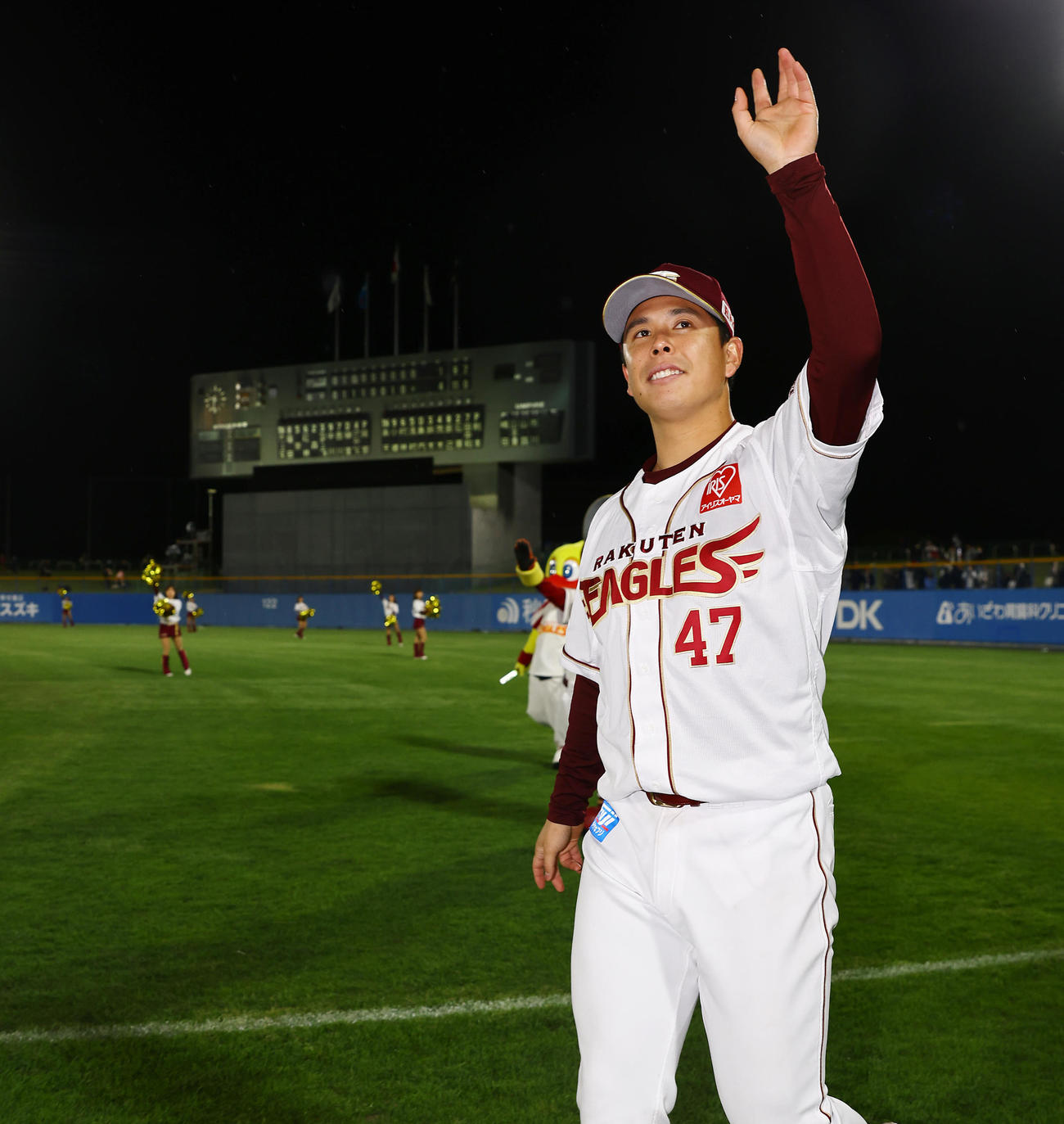 楽天対オリックス　オリックスに勝利しヒーローの楽天藤井はファンの声援に応える（撮影・垰建太）