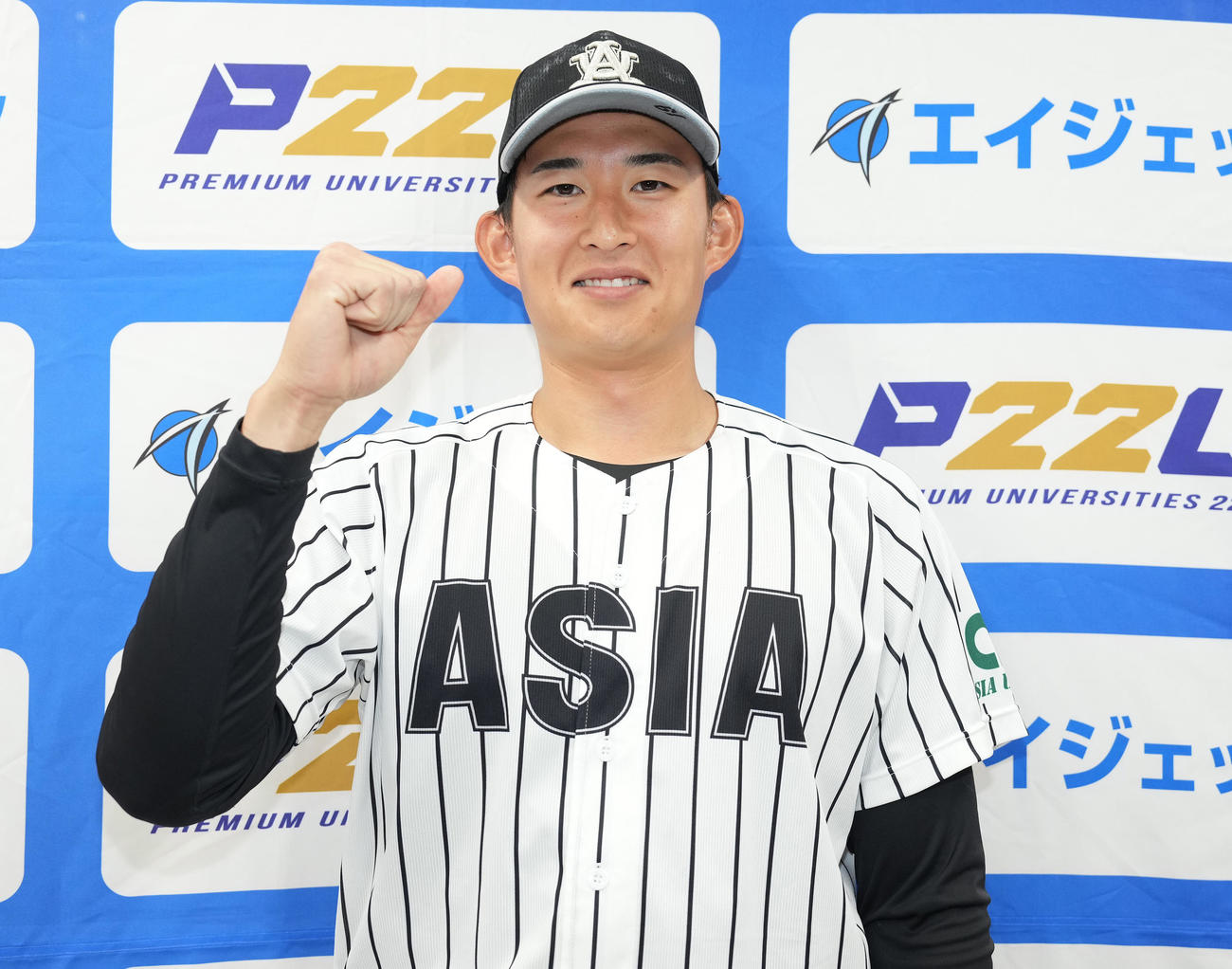 亜大対駒大　試合後、笑顔でガッツポーズする亜大・斉藤（撮影・鈴木みどり）