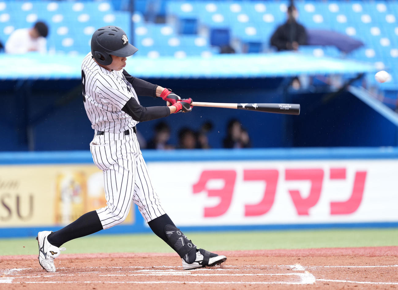 亜大対駒大　1回表亜大2死二塁、先制の左前適時打を放つ西川（撮影・鈴木みどり）