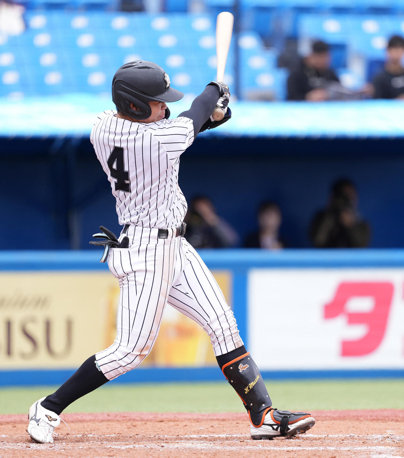 亜大対駒大　8回表亜大1死二塁、左適時二塁打を放つ的場（撮影・鈴木みどり）